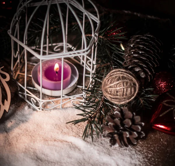 검은 배경에 있는 크리스마스초와 축제 액세서리. — 스톡 사진