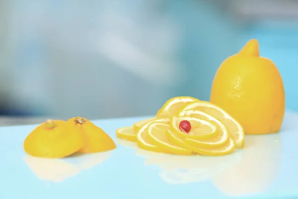 Close up.ripe lemon on the cutting Board — Stock Photo, Image