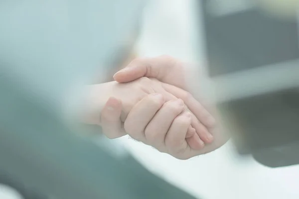 Immagine sfocata dei partner commerciali che si stringono la mano — Foto Stock