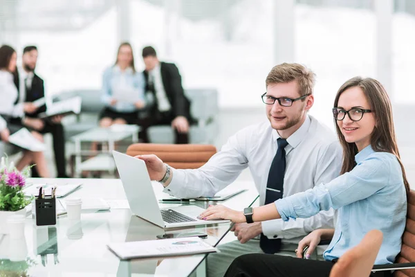 Responsabile vendite e ragioniere stanno lavorando su un computer portatile con financ — Foto Stock