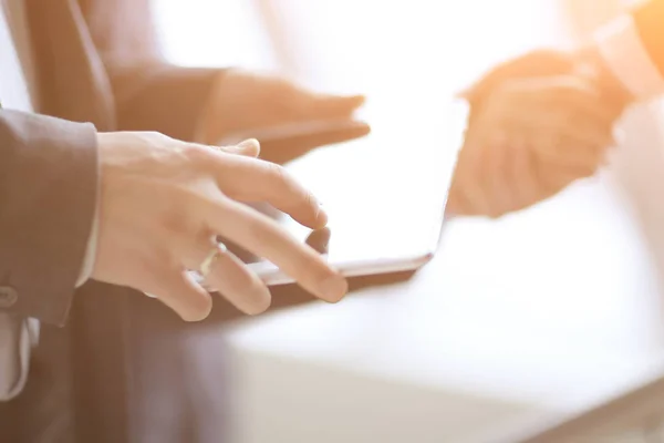 Zakenman met digitale tablet in de achtergrond van handdruk — Stockfoto