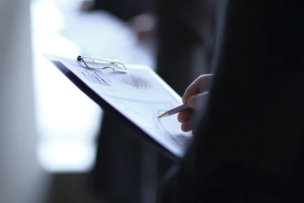 Close up.businessman avec presse-papiers vérification du rapport financier — Photo