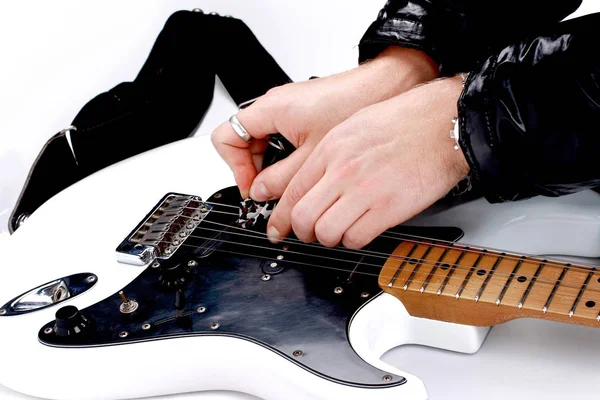 人の白い背景の上のヘッドからギターのチューニング — ストック写真