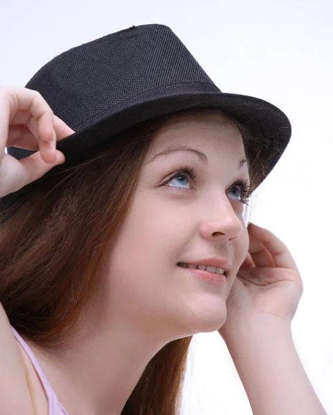 Sorridente giovane donna in cappello nero.isolato su un bianco — Foto Stock