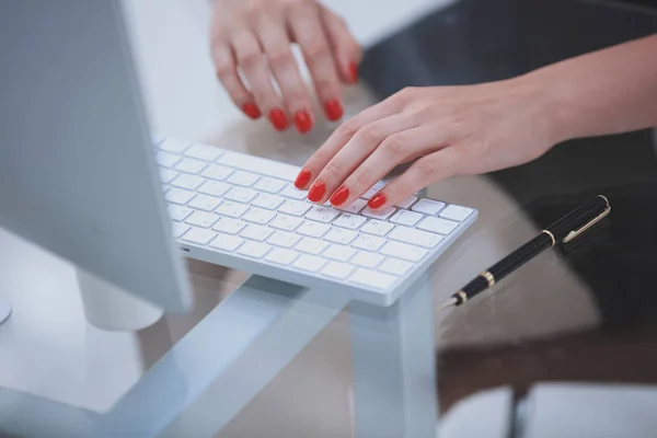 Closeup.Business žena psaní textu na klávesnici počítače. — Stock fotografie