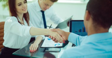 andshake mali ortakları sonra sözleşmenin finansal koşulları tartışılması.