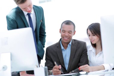 Proje Yöneticisi ve iş belgeleri tartışırken iş takım