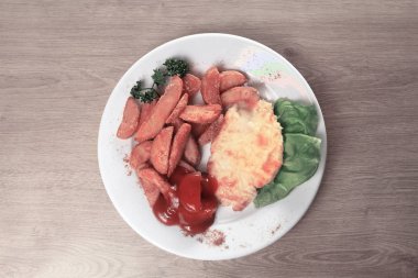 peynir ve köy usulü tavuk Patates salata plaka üzerinde