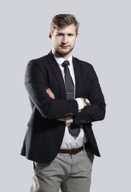 genç modern adam kollarını ile ayakta .isolated beyaz arka plan üzerinde katlanmış.