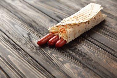 Pide üzerinde ahşap background.photo polis ile baharatlı sosisler