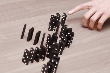 yakın çekim. Domino parmağıyla dokunmadan işadamı