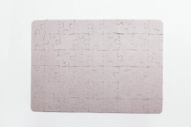 yakın up.blank kalkan puzzle parçaları beyaz arkasında toplandı.