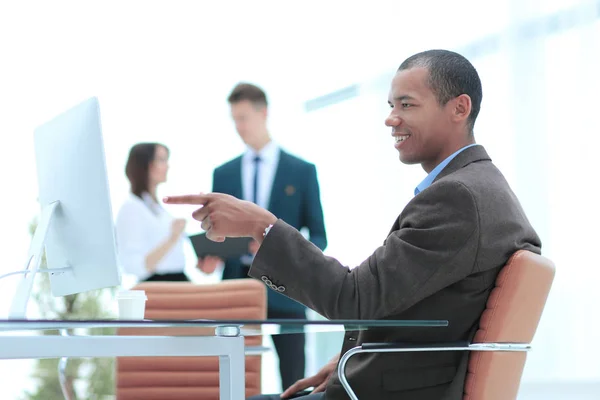 Hombre de negocios exitoso, apuntando con un dedo a la pantalla del ordenador . — Foto de Stock