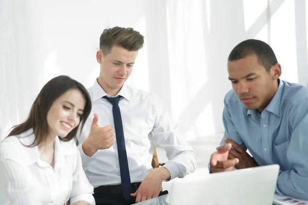 Equipe de negócios discutindo questões de negócios no escritório. — Fotografia de Stock