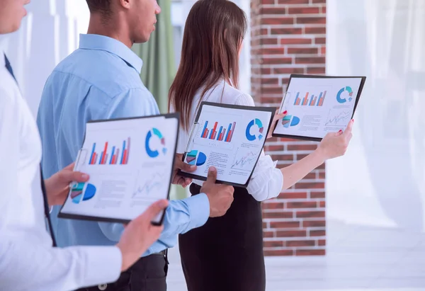 Wirtschaftsteam mit Finanzberichterstattung im Büro. — Stockfoto