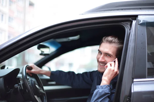 Człowiek Closeup.Smiling rozmowy na telefon komórkowy w samochodzie. — Zdjęcie stockowe