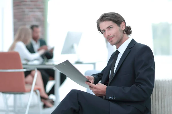 Selbstbewusster Geschäftsmann studiert das Dokument in seinem Büro — Stockfoto