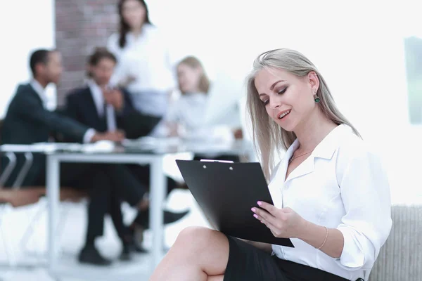 Assistente feminina com a ata da reunião no fundo do escritório — Fotografia de Stock