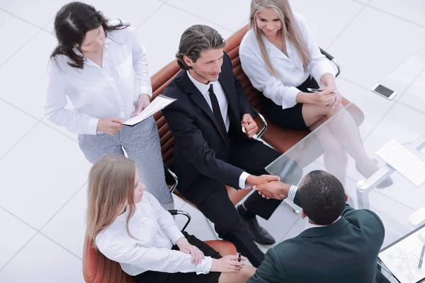Apretón de manos de los socios antes de una reunión de negocios — Foto de Stock