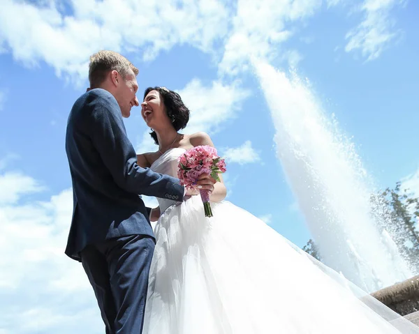 Closeup.Fun par på bröllopsdagen på bakgrund av blå himmel — Stockfoto