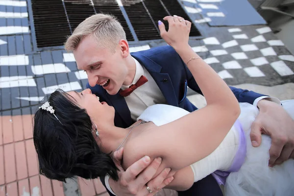 Portrait d'une mariée et marié très heureux — Photo