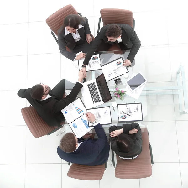 Vista dall'alto. il team aziendale discute il rendiconto finanziario .photo con spazio per la copia — Foto Stock