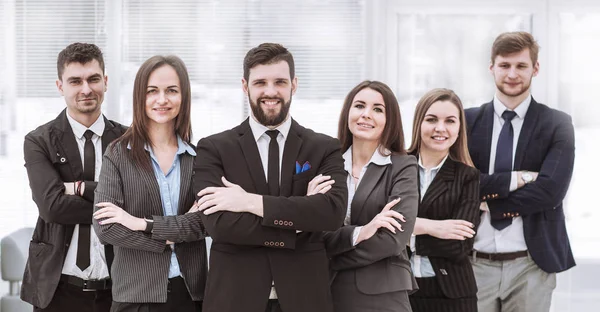 Porträtt av en sammansvetsad business team står bredvid varandra i lobbyn på kontoret — Stockfoto