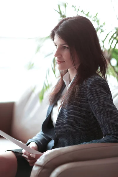 Z bliska. biznes kobieta czytanie Dokument biznesowy — Zdjęcie stockowe