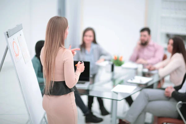 Detrás view.the mujer Gerente hace un informe al equipo de negocios —  Fotos de Stock