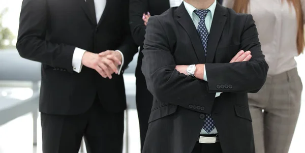 Up.confident zakenman op de achtergrond van het bedrijf-team sluiten — Stockfoto