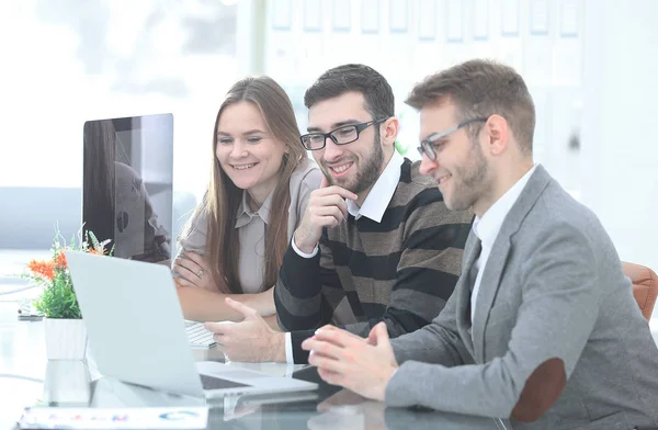 Team di lavoro di successo seduto alla scrivania — Foto Stock