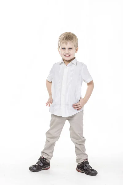 Podobizna happy pět let staré chlapce na bílém pozadí — Stock fotografie