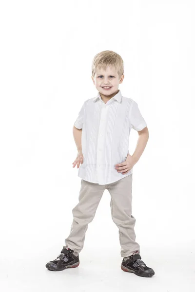 Retrato de un niño feliz de cinco años sobre fondo blanco — Foto de Stock