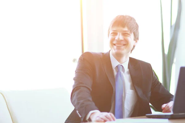 Jungunternehmer am Arbeitsplatz im Büro — Stockfoto