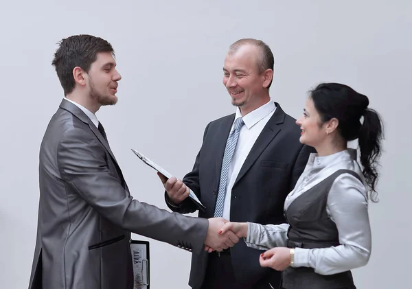 Stringete le mani agli uomini d'affari in ufficio. concetto di partenariato — Foto Stock