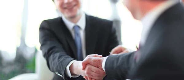 Фоновое изображение крупным планом рукопожатия деловых партнеров — стоковое фото