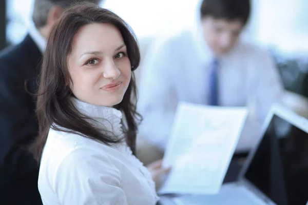 Portrait de femme d'affaires réussie sur le fond du bureau — Photo