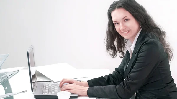 Mujer de negocios que trabaja en el ordenador portátil, sentado en su escritorio —  Fotos de Stock