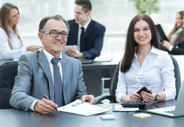 Hombre de negocios y equipo empresarial en el lugar de trabajo — Foto de Stock