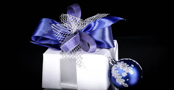 Closeup. Χριστουγεννιάτικο δώρο και μπλε μπάλες Χριστουγέννων σε μια εορταστική w — Φωτογραφία Αρχείου