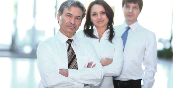 Zelfverzekerde business team in de achtergrond van het kantoor — Stockfoto