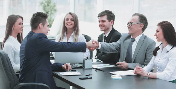 Zakenpartners schudden handen na een geslaagde transactie — Stockfoto