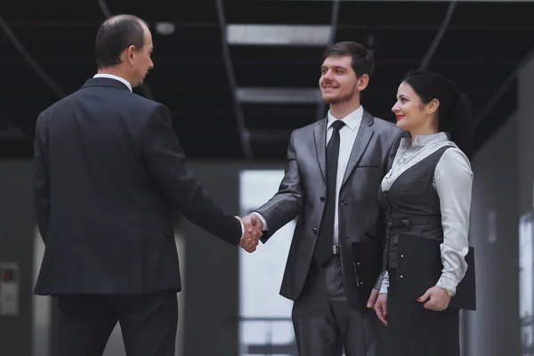 Vítejte handshake podnikatelů v kanceláři — Stock fotografie