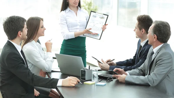 Joven mujer de negocios ofreciendo nuevas ideas para una reunión de negocios —  Fotos de Stock