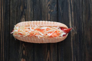 Sosisli kopya spa ile ahşap background.photo sebze