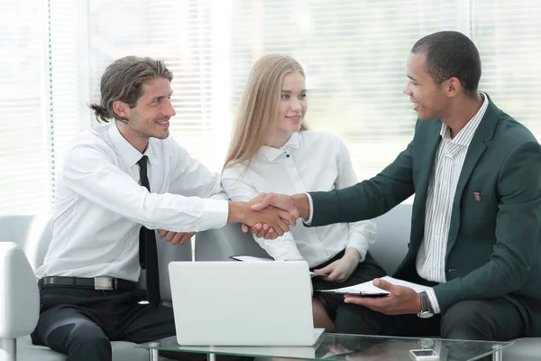 Affärspartners hälsar varandra med ett handslag — Stockfoto