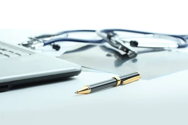 Laptop, Stethoskop und Röntgenbild auf dem Tisch — Stockfoto