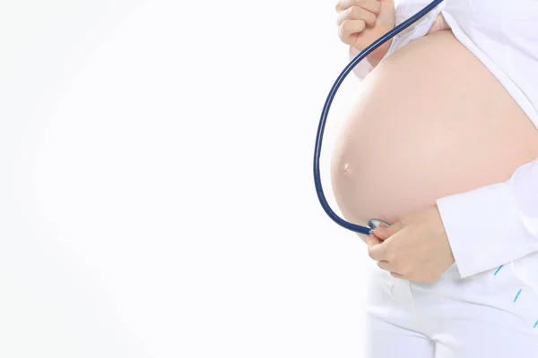 Schwangere mit Stethoskop auf Bauch hören — Stockfoto