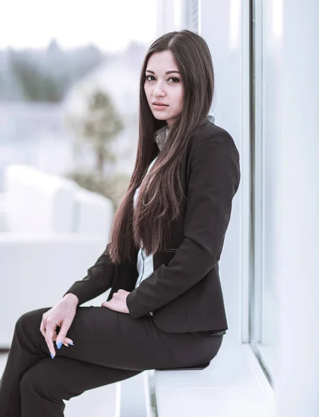 Retrato de una joven empleada potencial en el fondo de una gran ventana — Foto de Stock