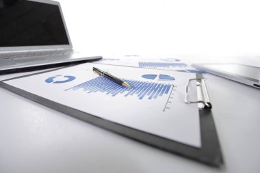 yakın çekim. Pano ile mali grafik masaüstü